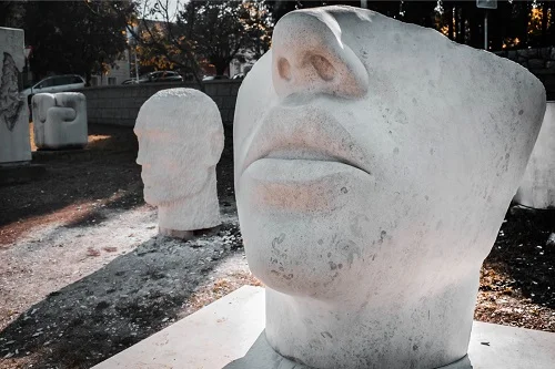 Spomenik umjeticke kolonije